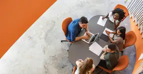 Programa prepara universitários para abrir primeiro negócio