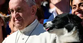 Não dá pra levar o Papa Francisco a sério ao lado destes cães