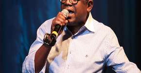 Cantor Reinaldo se apresenta no Carioca Club