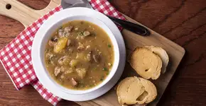 Cremoso e cheio de sabor: experimente este caldo de mandioca