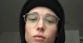 Elliot Page tira a camisa e mostra resultado da mastectomia