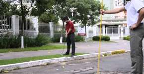 Para denunciar buracos, grupo joga golfe nas ruas de Porto Alegre