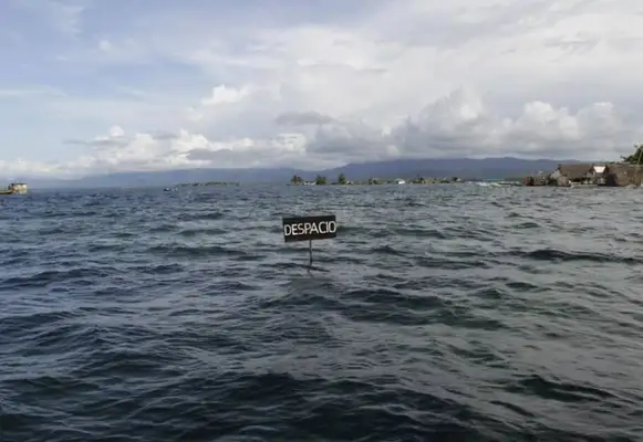 O derretimento aumenta o nível do mar, que começa a deixar submersas coisas que não deveriam estar.