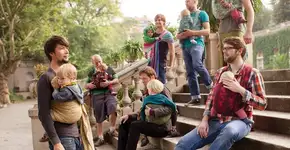 Calendário reúne fotos de pais barbudos carregando seus bebês no sling