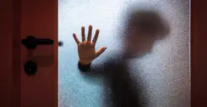 Pai flagra homem tomando banho com seu filho em clube