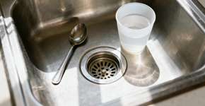 Por que a pia fede mesmo quando você acabou de limpar tudo