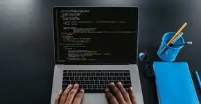 ONG internacional oferece cursos gratuitos a jovens brasileiros