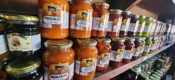 Aém dos vinhos e cachaças, é possível comprar doces, queios e outras iuarias