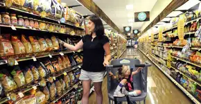 Mãe cria carrinho de supermercado para levar crianças cadeirantes