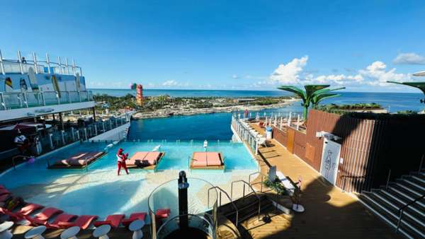 Piscina de borda infinita; ao fundo a ilha particular Coco Cay