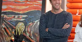 Artista recria obras icônicas com sacolas plásticas