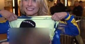 Boxeadora deixa repórter sem graça ao mostrar seios em entrevista