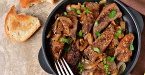 Aprenda a fazer o bife acebolado mais gostoso que você vai comer