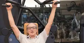 Conheça o homem de 72 anos que malha com aparelho para respirar