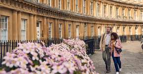 Tours levam visitantes aos cenários da série ‘Bridgerton’