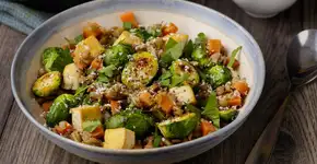 A salada quente que ajuda a emagrecer, sustenta e fica pronta em apenas 7 minutos