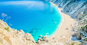 Kefalonia, a ilha de mar azul neon mais paradisíaca da Grécia