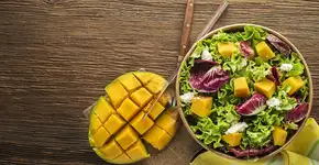 Salada tropical perfeita para refrescar seu paladar