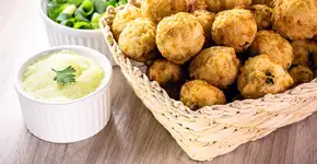 Bolinho de arroz crocante vegano e cheio de sabor