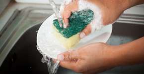 Saiba como guardar a esponja do jeito certo e evitar bactérias na cozinha