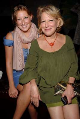 Bette Midler e Sophie (Reprodução)