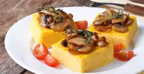 Polenta grelhada com cogumelos ao vinho: um jantar vegetariano de chef