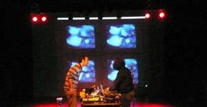 Duo N-1 apresenta o show Jardim das Gambiarras Chinesas no MIS