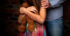 Menina de 7 anos denúncia avô por abuso sexual após ver programa de TV