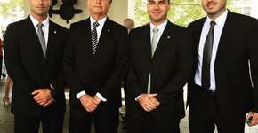 Família Bolsonaro ataca escola de samba campeã Mangueira