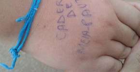 Pai se revolta ao ver mão da filha rabiscada por professora