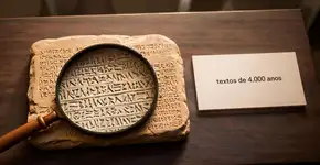 Um artefato de 4.000 anos guardado na Dinamarca pode conter um dos registros escritos mais antigos da gestão cotidiana da humanidade, tendo permanecido em silêncio por milênios