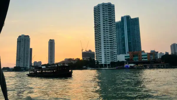 Pôr do sol visto do barco em Bangkok
