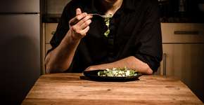 Alerta: jantar após este horário pode aumentar risco de AVC
