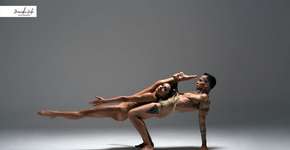 Atletas nus posam para calendário em prol de caridade