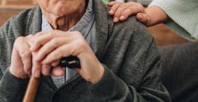 Sintomas inesperados da depressão em idosos que muita gente não conhece