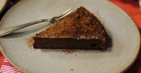 Aprenda a fazer um bolo de chocolate cremosíssimo