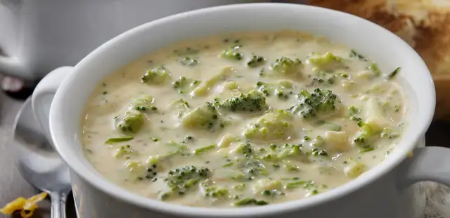 Essa sopa cremosa de brócolis com queijo vai virar seu novo vício nos dias frios