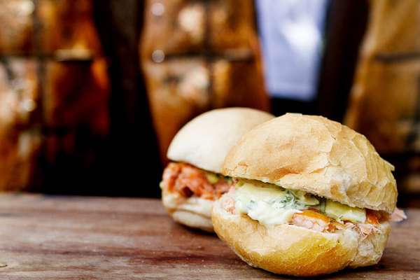 Sanduíche de salmão assado na fogueira (Barraca de Pescados do Chico Bento)