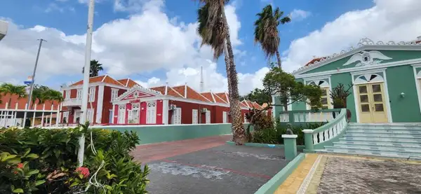 Passeios de tuk-tuk são ideais para explorar capital Willemstad