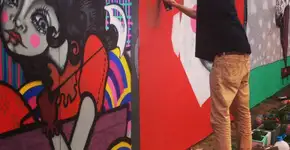 Painéis de grafiteiros brasileiros são colocados à venda para ajudar projeto educacional