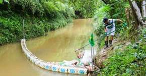 Vendedor inventa ecobarreira para despoluir o rio de sua cidade