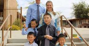 Mulher com doença rara adota 4 crianças com a mesma condição