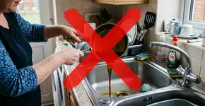 Pare de jogar óleo na pia: as maneiras corretas e simples de fazer isso