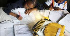 Mochila de plástico reciclado vira lamparina à noite