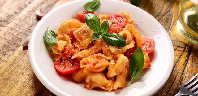 Tortellini cremoso com tomate e manjericão: um abraço em forma de jantar!