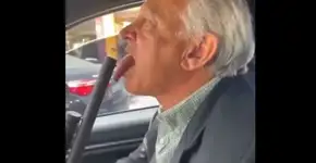 Idoso lambe cano de arma no centro de SP chamando por Bolsonaro