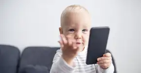 Bebê de 2 anos faz transmissão ao vivo de mãe tomando banho