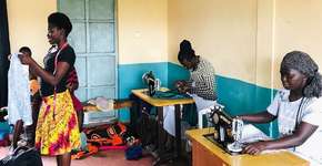 Vaquinha quer comprar máquinas de costura a mães com HIV no Quênia