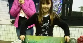 Usando lixo, crianças de escola fazem concurso de brinquedos