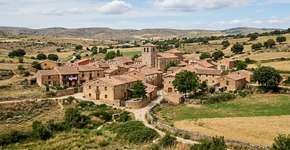 A vila de 40 habitantes procura novos moradores: oferece casa gratuita, emprego e uma nova vida nas montanhas.